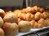 【朝食ブュッフェ】朝はパン派のお客様もお楽しみいただけるようふんわりパンもご用意しております。