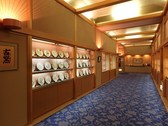 【楽焼画廊】館内の至る所に来館された各界の著名人が描き残した楽焼が展示されています。