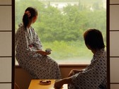【和室8畳】大切な方と。ご家族との貴重なお時間を。須川に自生する木々、蔵王連邦の眺望が自慢です。
