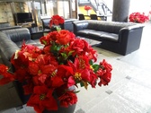 師走のロビーです。ポインセチアと赤いバラで飾られます。
