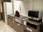 キッチンスペースには冷蔵庫・電子レンジ、
・お子様用食器やミルク用のポットを完備。
