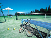 【テニス】人工芝に砂をまいた本格的な全6面の「オムニコート」。道具のレンタルもあります！