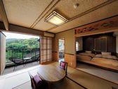 【河津桜2階】海を望む全天候型露天風呂、和モダンな寝室、バルコニーがあるメゾネットタイプの客室です。