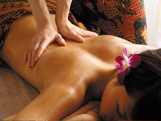 アロマオイルトリートメントでお肌に潤いを・・・アロマの香りがさらに代謝を高めてくれます