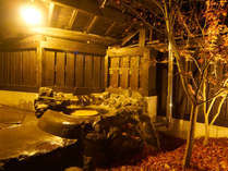 春先にはホタル、夏には川のせせらぎ、秋には紅葉、冬には雪見がみれる客室露天風呂！