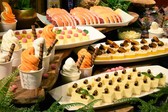 【ビュッフェ】フルーツやケーキも存分に　自分で作るソフトクリームも好評です！