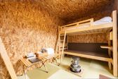 木と畳のぬくもりを感じる客室。