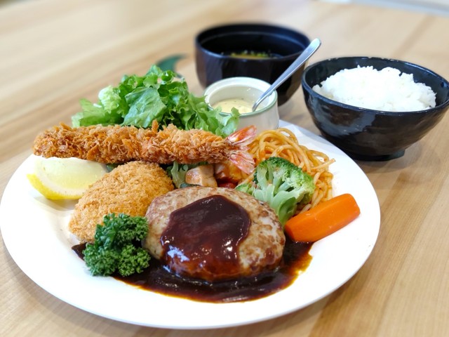 【ご夕食】洋食プレート～ハンバーグにエビフライ、ナポリタンなど洋食のご馳走をワンプレートに集めました