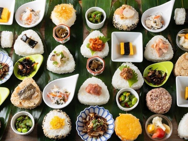 【朝食ビュッフェイメージ】おにぎりと小鉢