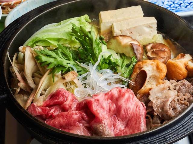 【米沢牛すき焼き】口の中でとろける米沢牛。山形が誇るブランド牛のきめ細やかな霜降りと深い旨みをご堪能