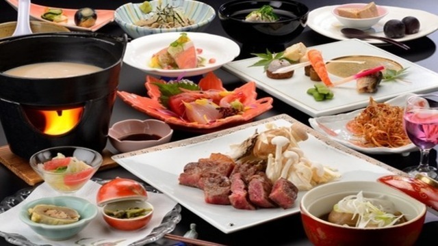 【ゴロゴロ肉味噌鍋】白いスープをまとったジューシーなステーキ。