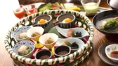 朝食は籠盛りに、ご飯の御供が少しずつ小鉢にたくさん