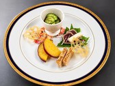 旬の食材を彩り豊かに盛り付けた、目でも楽しめるこだわりの前菜