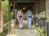～湯回廊を歩く二人～