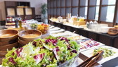 【朝食】当館の農園や近郊で採れたお野菜をふんだんに、サラダをお楽しみいただけます。