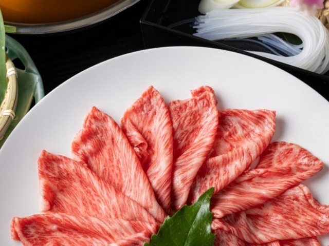 黒毛和牛A5ランクを使用した「すき焼き」または「しゃぶしゃぶ」