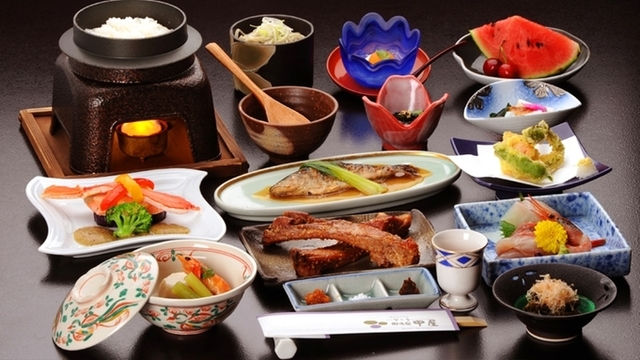 御料理の一例（献立は二月ごとに変わります）