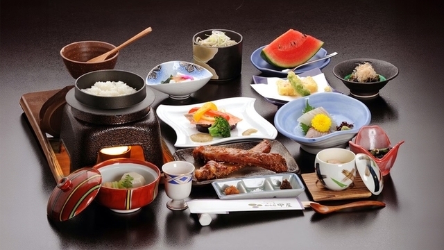 御料理の一例（献立は二月ごとに変わります）
