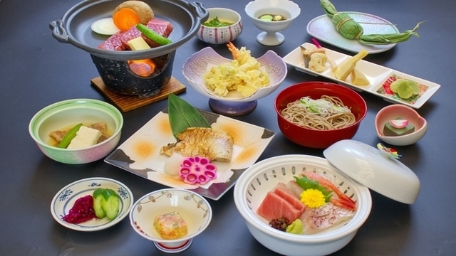 【お部屋食の一例】特選にいがた和牛の常夜鍋と、脂の乗った炭火焼のどぐろをお部屋で優雅に味わう特別なひ
