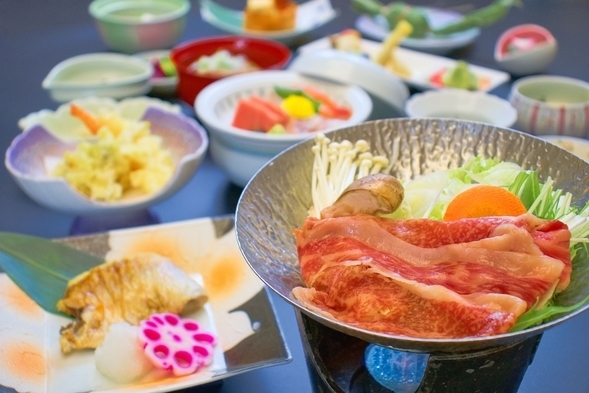 【会場食の一例】新潟県産「純白のビアンカ豚」の旨味が際立つ、彩り豊かな懐石料理。