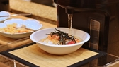 お夜食サービス21：00～22：00の間、つきあかりにてお茶漬けをご用意しております。