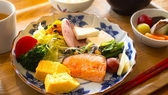 【朝食】石川県にこだわった食材の逸品等を朝食に集め、和・洋食を日替りで基本ブッフェ形式で提供。