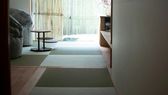 【YUZEN】琉球畳敷きのリビングからは中庭が見えます。