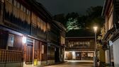 *【ひがし茶屋街】格子から漏れる灯りや三味線の音などしっとりとした雰囲気に…。