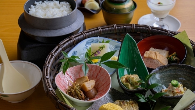 【ご朝食】ほくほくの釜飯にお箸も進みます♪