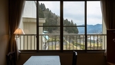 お部屋からは自然いっぱいの里山を眺めます