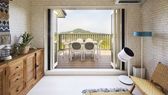 パノラマビューを楽しむリビングルームとテラス