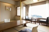 【絶景海側　和室10畳】木のぬくもりと絶景の海原に安らぎを感じてください。