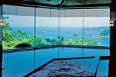 【鎌倉の湯】内湯　窓いっぱいに美しい海景色が広がり、大海原に湯浴みする心地で心も体も癒されます。