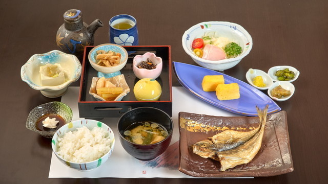 【朝食】和定食／予約状況により和定食となります。