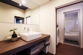 １階洗面所（洗面所、浴室、トイレは各階にございます）
