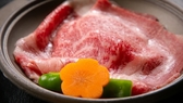 日本三大和牛の一つと称される近江牛。肉質はきめ細かく、口の中でとろける脂が特徴です。