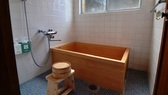 冬期を中心に薪ボイラーで給湯します