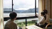*本館の前には景色が広がっており、広縁から楽しむ様子
