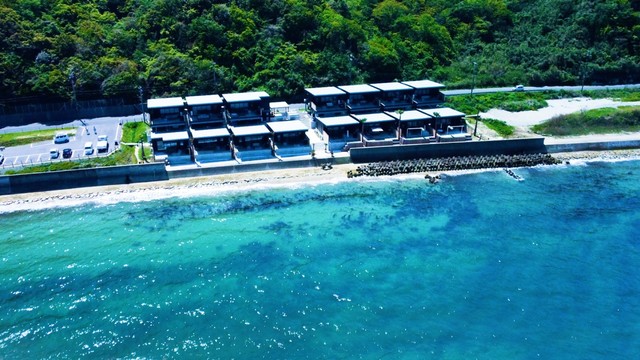 透き通る海が広がっています。