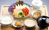 定番定食メニューの「サラダチキン定食」です。お気軽定食プランでご選択いただけます。