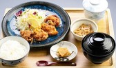 定番定食メニューの「とり唐揚げ定食」です。お気軽定食プランでご選択いただけます。