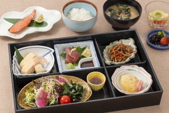 朝食　とれたてのお造りや干物といった朝食をどうぞ