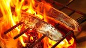藁で豪快に炙る、鰹のタタキは高知が誇る味覚の王者です。