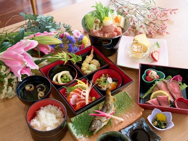 ・【夕食一例／あじさい御膳】土佐・嶺北の旬の食材をふんだんに使用した料理長自慢の御膳です