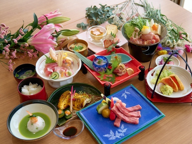 ・【夕食一例／煌めきの饗宴 ～土佐あかうし会席『雅(みやび)』】土佐あかうしを使った華やかな会席料理