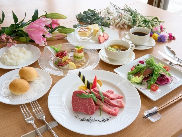 ・【夕食一例／土佐あかうしプレミアムステーキコース】彩り豊かな前菜とともに極上和牛をご堪能ください