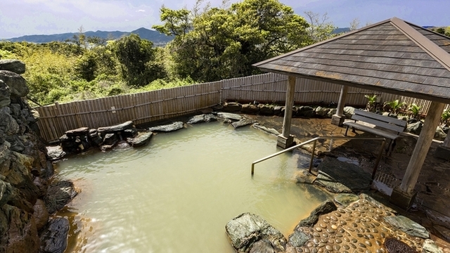 【露天風呂-奥岳温泉】褐色のにごり湯が特徴！疲労回復にも効果があり、身体の芯から温まる天然温泉です。