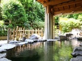 大浴場（露天風呂男性）…緑と岩に囲まれた源泉100%掛け流し加温無し〈宿泊者無料〉