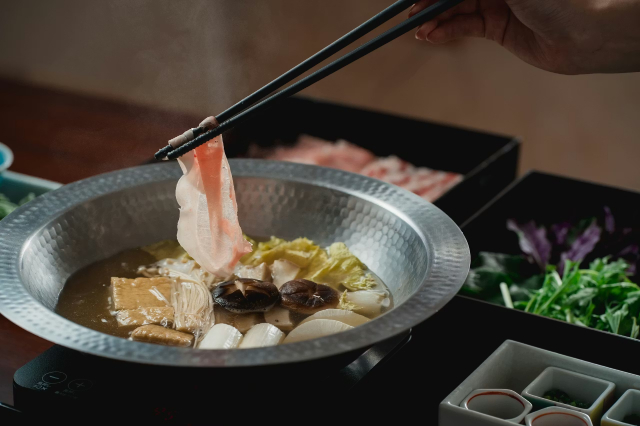 【In-Room Dining】やわらかく甘みのあるあぐー豚のしゃぶしゃぶ。