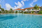 【Pool】石垣島の空と風を感じながら、水面に身を委ねる贅沢。時間がゆっくりほどけていくリゾートプール。